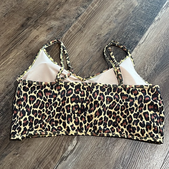 Kortni Jeane V’d Crop Top- Cheetah - Picture 2 of 5